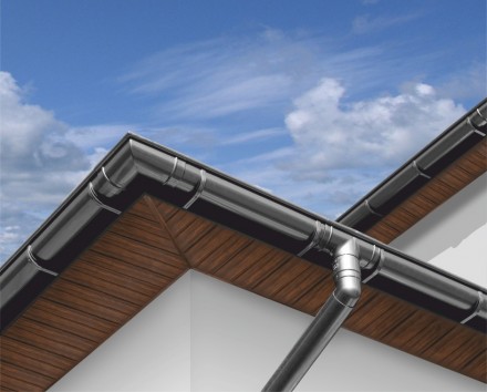 Przegląd dachu powinien obejmować również ocenę stanu orynnowania (fot. Gamrat)